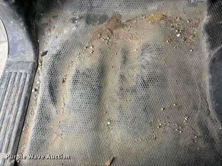 image for item EA4747 2005 GMC Sierra 2500HD utility bed pickup truck