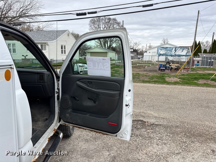 image for item EA4747 2005 GMC Sierra 2500HD utility bed pickup truck