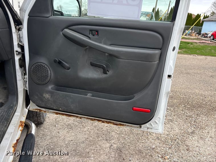 image for item EA4747 2005 GMC Sierra 2500HD utility bed pickup truck