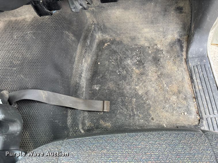 image for item EA4747 2005 GMC Sierra 2500HD utility bed pickup truck