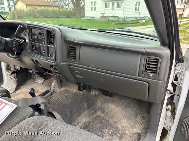 image for item EA4747 2005 GMC Sierra 2500HD utility bed pickup truck