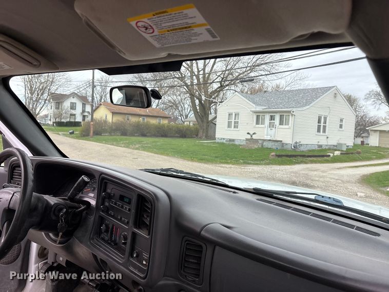 image for item EA4747 2005 GMC Sierra 2500HD utility bed pickup truck