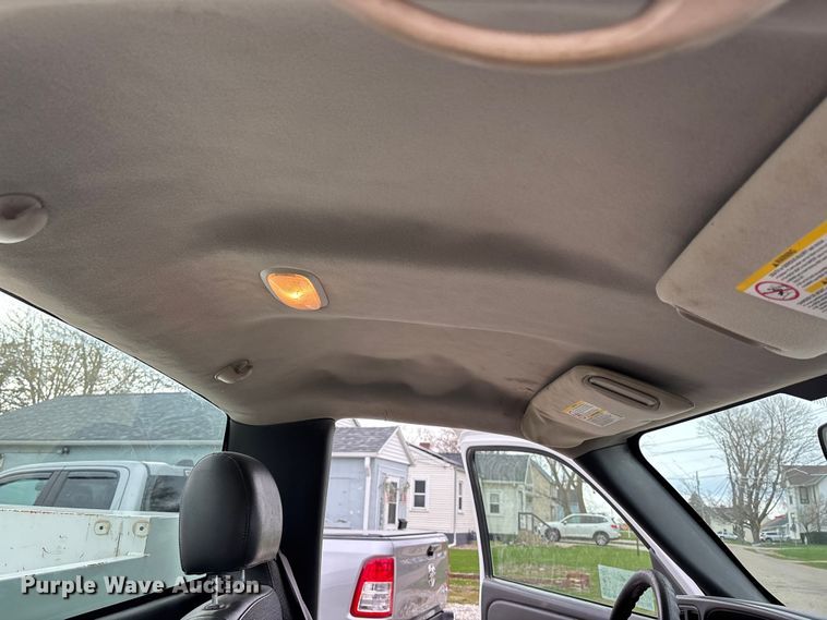 image for item EA4747 2005 GMC Sierra 2500HD utility bed pickup truck