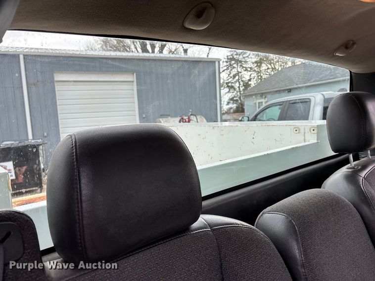 image for item EA4747 2005 GMC Sierra 2500HD utility bed pickup truck