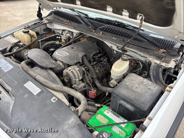 image for item EA4747 2005 GMC Sierra 2500HD utility bed pickup truck