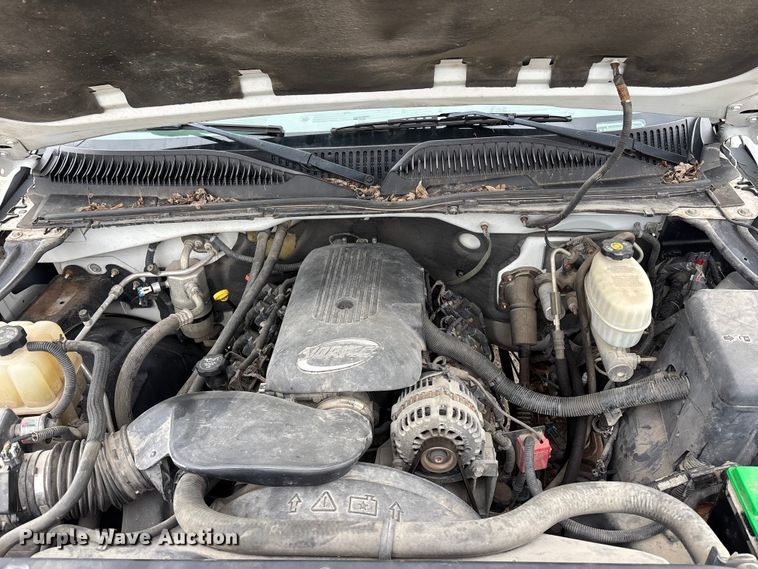 image for item EA4747 2005 GMC Sierra 2500HD utility bed pickup truck