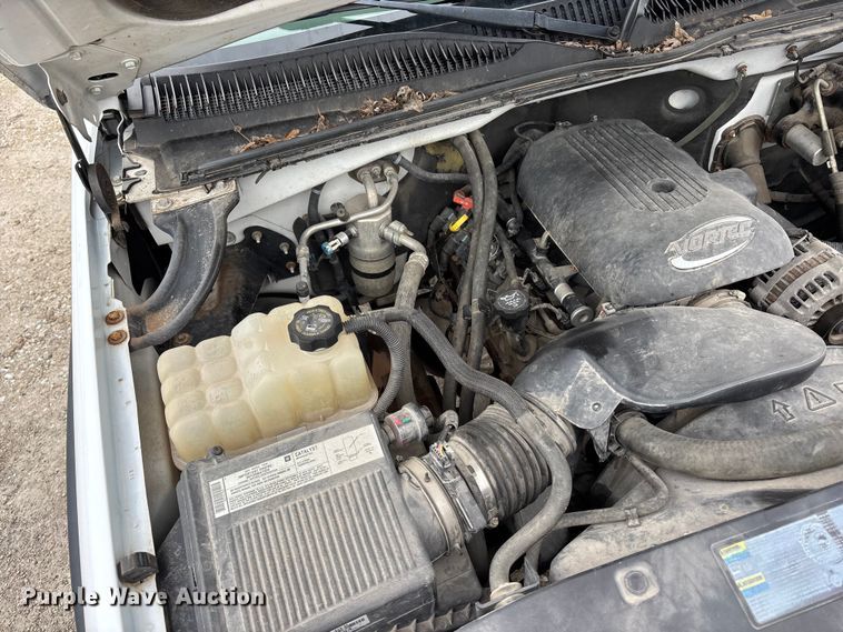 image for item EA4747 2005 GMC Sierra 2500HD utility bed pickup truck