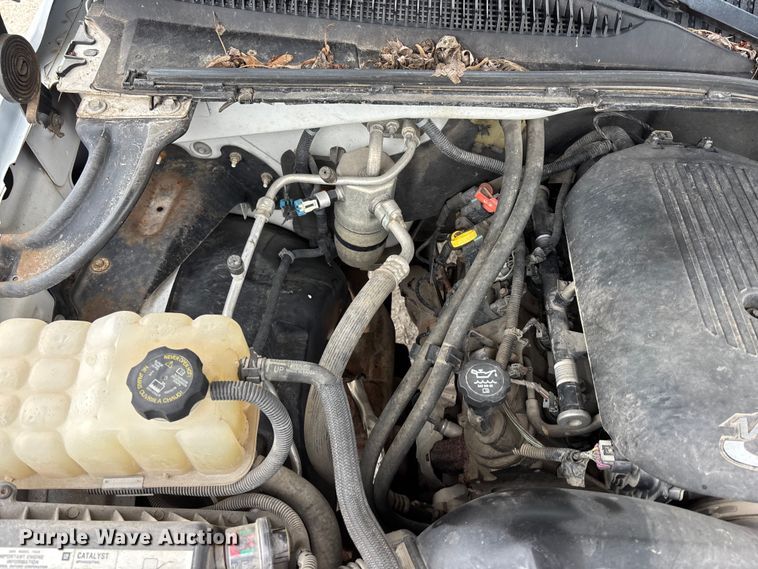 image for item EA4747 2005 GMC Sierra 2500HD utility bed pickup truck