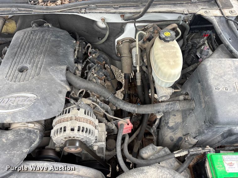 image for item EA4747 2005 GMC Sierra 2500HD utility bed pickup truck