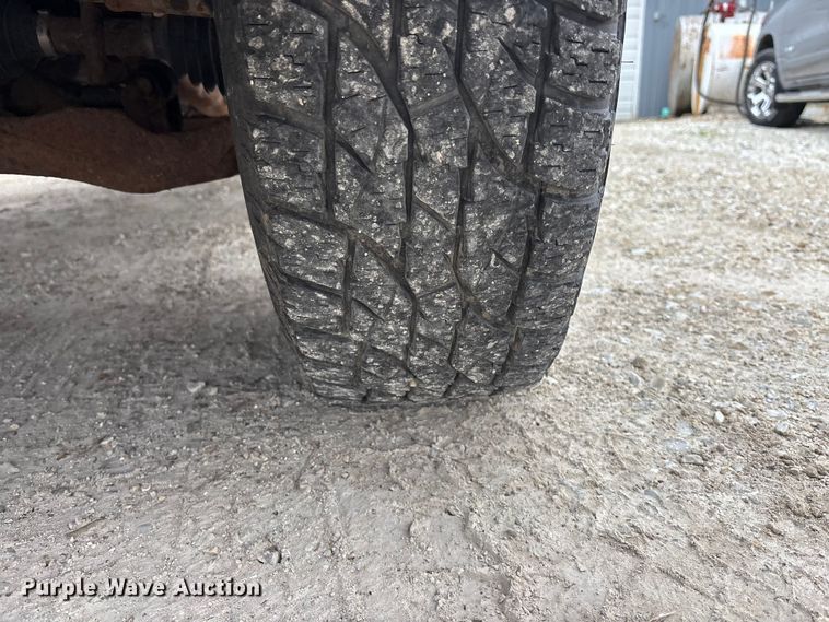 image for item EA4747 2005 GMC Sierra 2500HD utility bed pickup truck