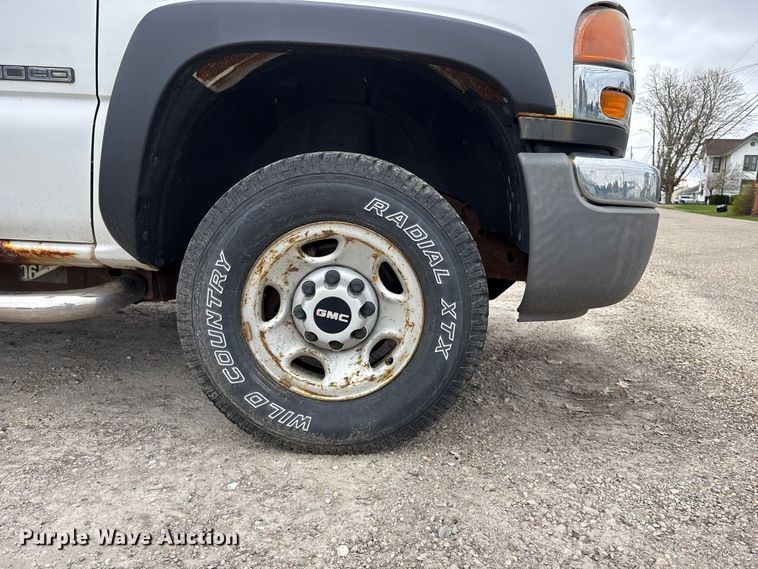 image for item EA4747 2005 GMC Sierra 2500HD utility bed pickup truck