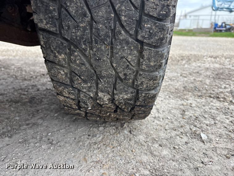 image for item EA4747 2005 GMC Sierra 2500HD utility bed pickup truck