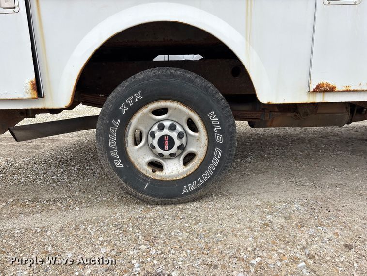 image for item EA4747 2005 GMC Sierra 2500HD utility bed pickup truck