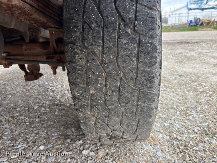 image for item EA4747 2005 GMC Sierra 2500HD utility bed pickup truck