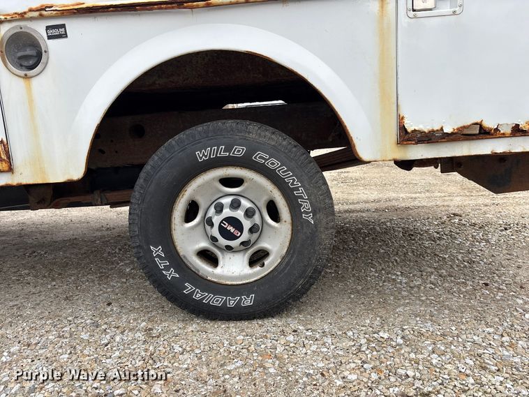 image for item EA4747 2005 GMC Sierra 2500HD utility bed pickup truck