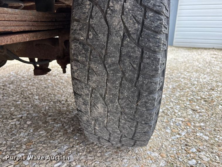 image for item EA4747 2005 GMC Sierra 2500HD utility bed pickup truck