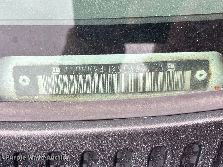 image for item EA4747 2005 GMC Sierra 2500HD utility bed pickup truck