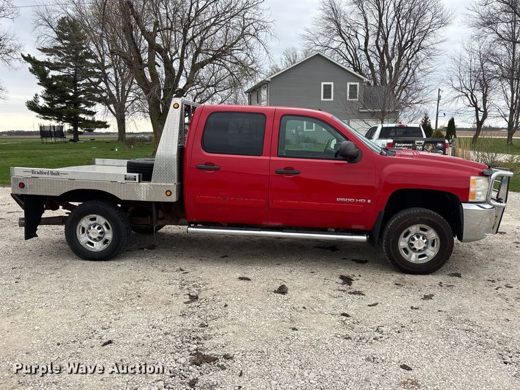 image for item EA4749 2007 Chevrolet Silverado 2500HD LT Crew Cab pickup truck