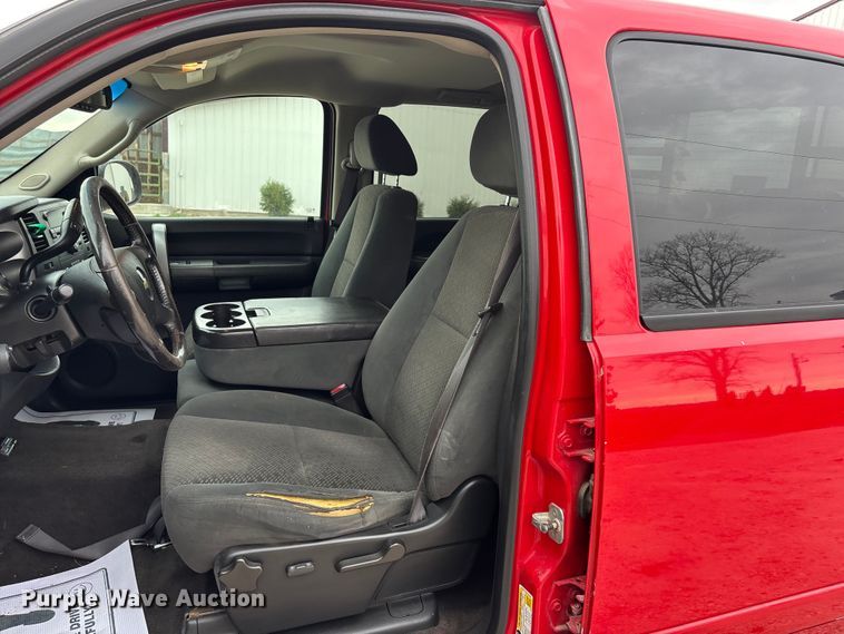 image for item EA4749 2007 Chevrolet Silverado 2500HD LT Crew Cab pickup truck