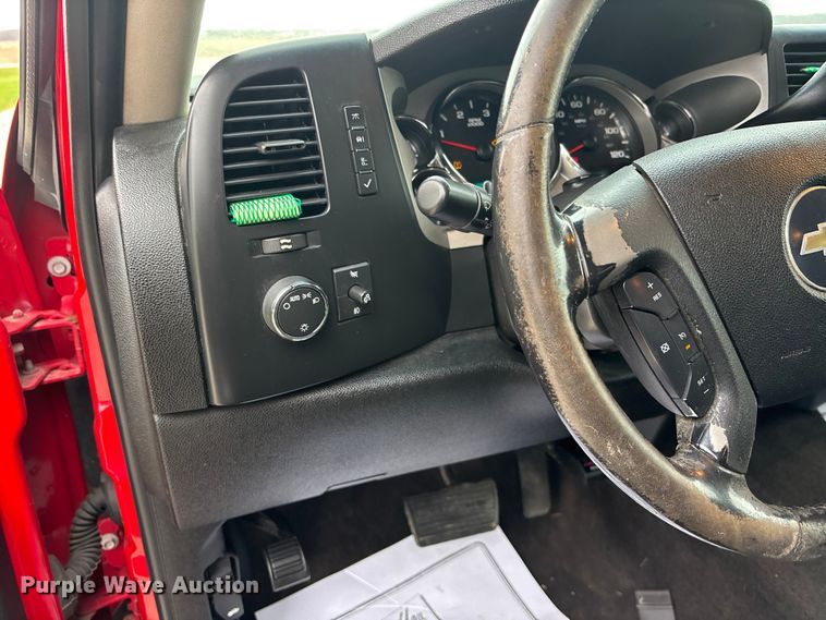 image for item EA4749 2007 Chevrolet Silverado 2500HD LT Crew Cab pickup truck