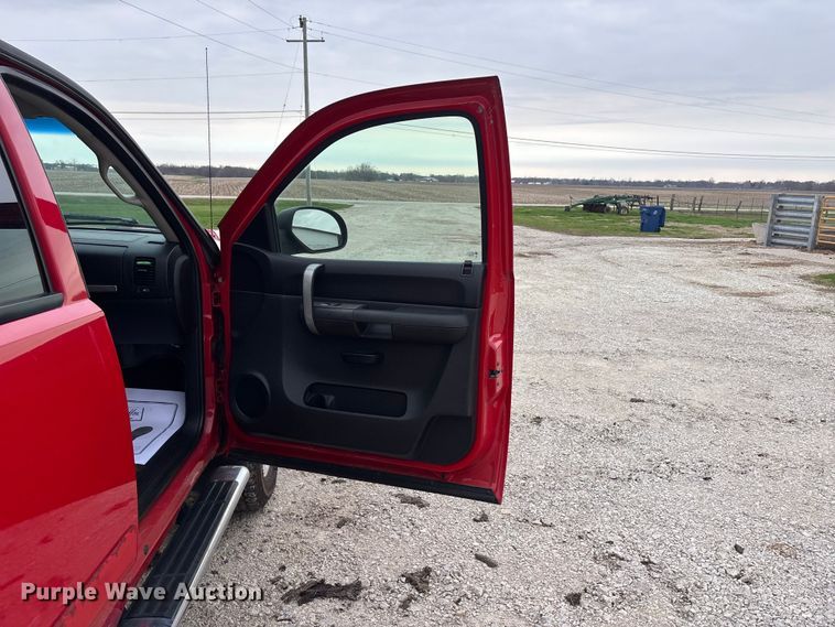 image for item EA4749 2007 Chevrolet Silverado 2500HD LT Crew Cab pickup truck