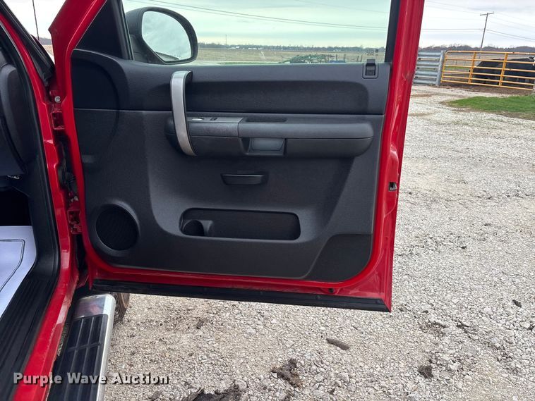 image for item EA4749 2007 Chevrolet Silverado 2500HD LT Crew Cab pickup truck