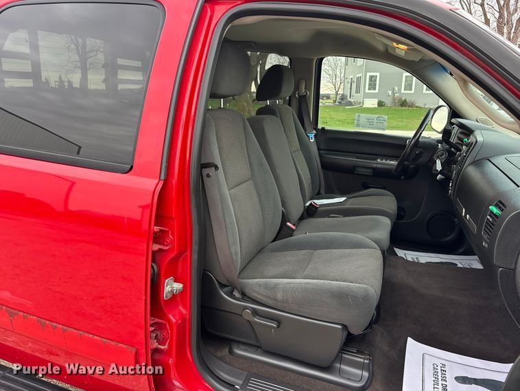 image for item EA4749 2007 Chevrolet Silverado 2500HD LT Crew Cab pickup truck