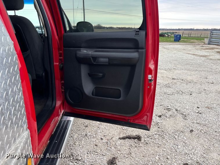 image for item EA4749 2007 Chevrolet Silverado 2500HD LT Crew Cab pickup truck