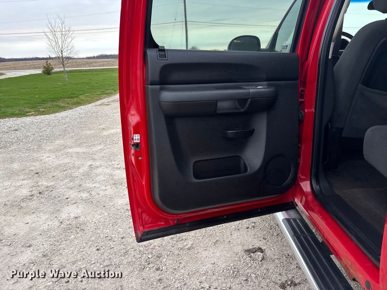 image for item EA4749 2007 Chevrolet Silverado 2500HD LT Crew Cab pickup truck