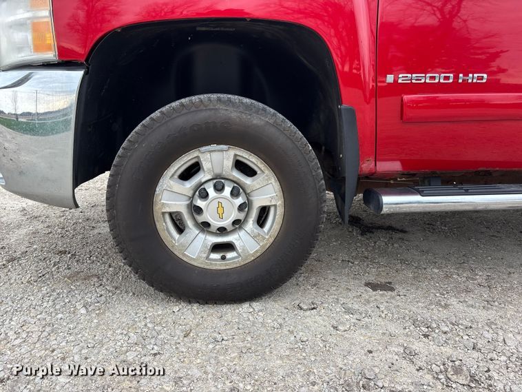 image for item EA4749 2007 Chevrolet Silverado 2500HD LT Crew Cab pickup truck