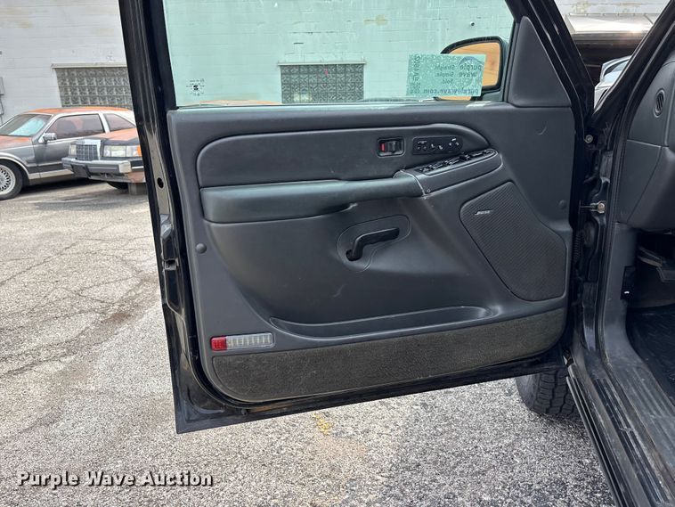 image for item EA4802 2004 Chevrolet Avalanche 