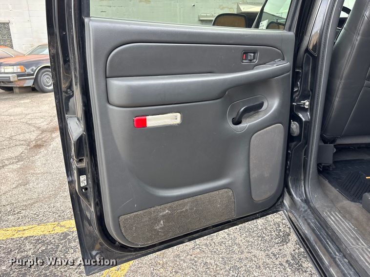 image for item EA4802 2004 Chevrolet Avalanche 