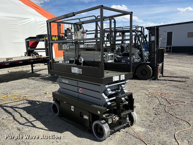 image for item EC8996 2017 Skyjack SJ111 - 3219 scissor lift