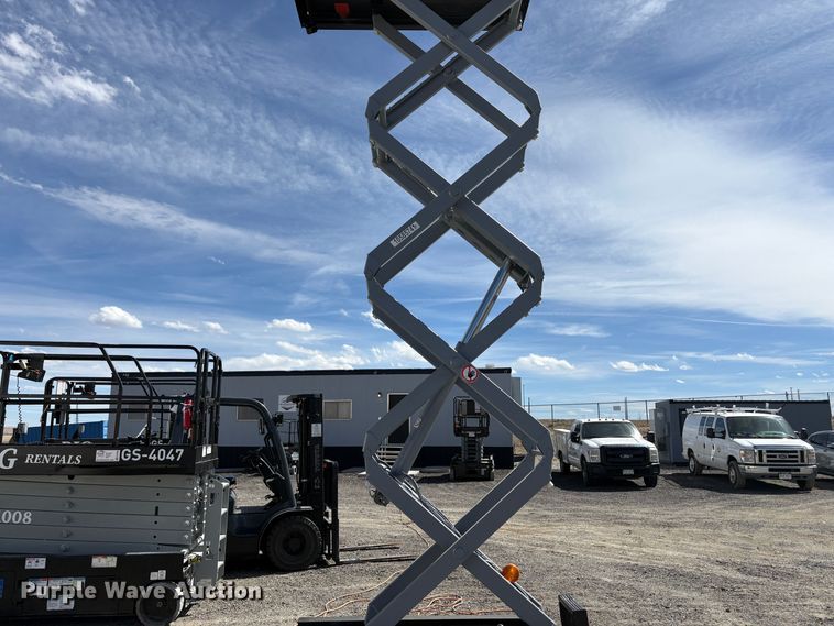 image for item EC8996 2017 Skyjack SJ111 - 3219 scissor lift