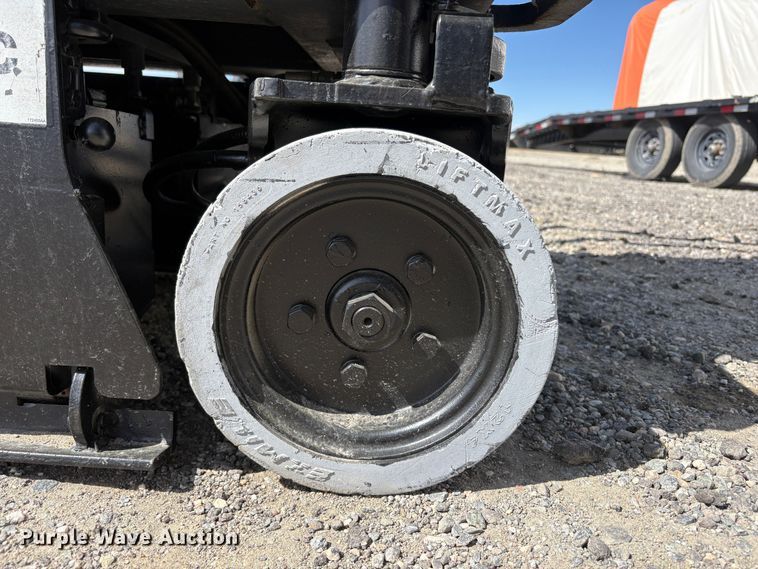 image for item EC8996 2017 Skyjack SJ111 - 3219 scissor lift