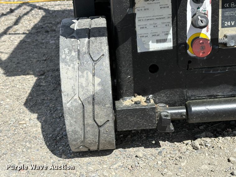 image for item EC8996 2017 Skyjack SJ111 - 3219 scissor lift