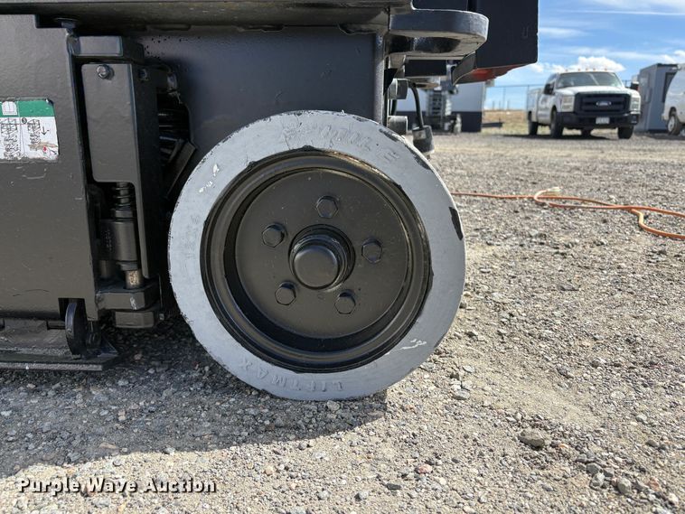 image for item EC8996 2017 Skyjack SJ111 - 3219 scissor lift