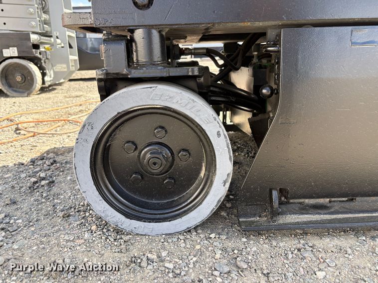 image for item EC8996 2017 Skyjack SJ111 - 3219 scissor lift