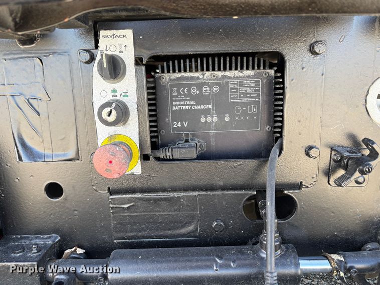 image for item EC8997 2014 Skyjack SJ1I-3219 scissor lift