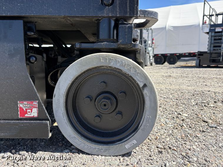 image for item EC8997 2014 Skyjack SJ1I-3219 scissor lift