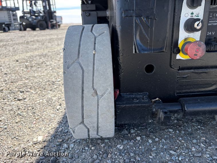 image for item EC8997 2014 Skyjack SJ1I-3219 scissor lift