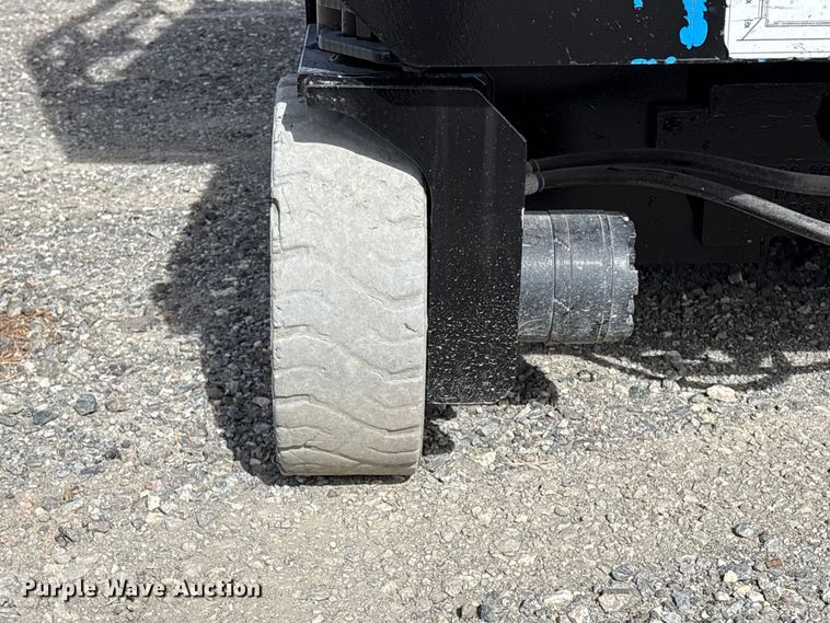 image for item ED0002 2016 Genie GS-4047 scissor lift