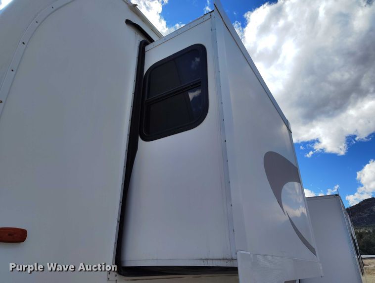 image for item ED0013 2006 HitchHiker II LS camper