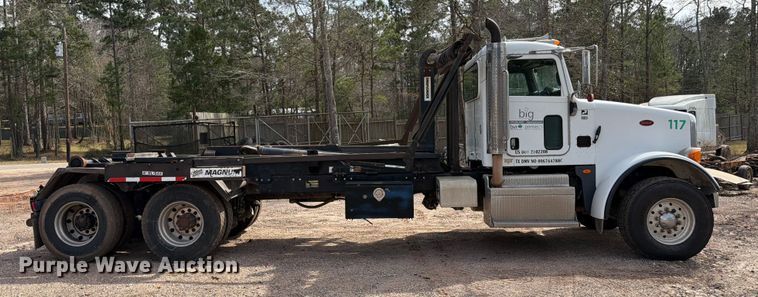 image for item ED5132 2014 Peterbilt 365 roll-off container truck