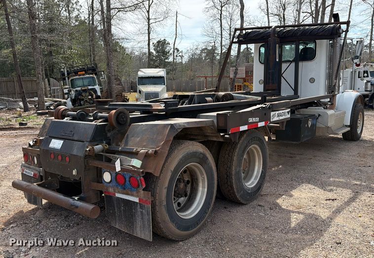 image for item ED5132 2014 Peterbilt 365 roll-off container truck