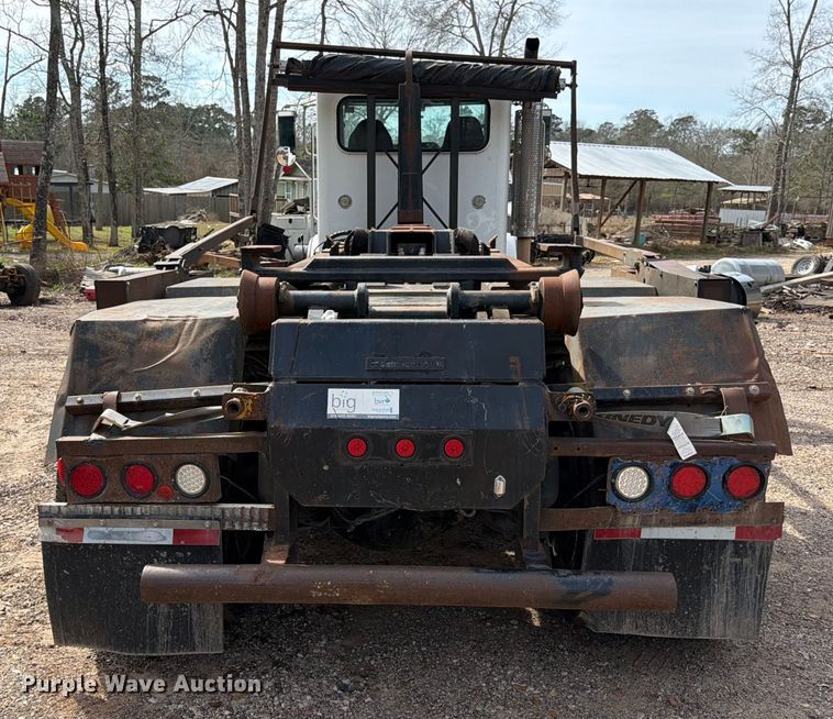 image for item ED5132 2014 Peterbilt 365 roll-off container truck