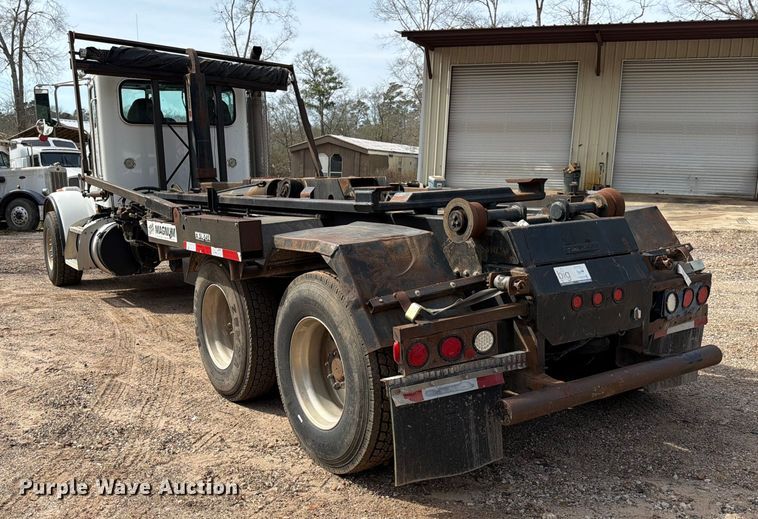 image for item ED5132 2014 Peterbilt 365 roll-off container truck