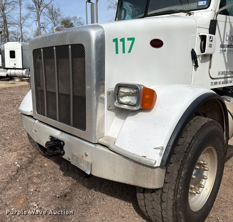 image for item ED5132 2014 Peterbilt 365 roll-off container truck