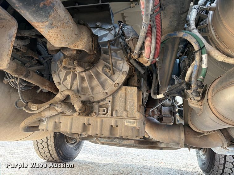 image for item ED5132 2014 Peterbilt 365 roll-off container truck