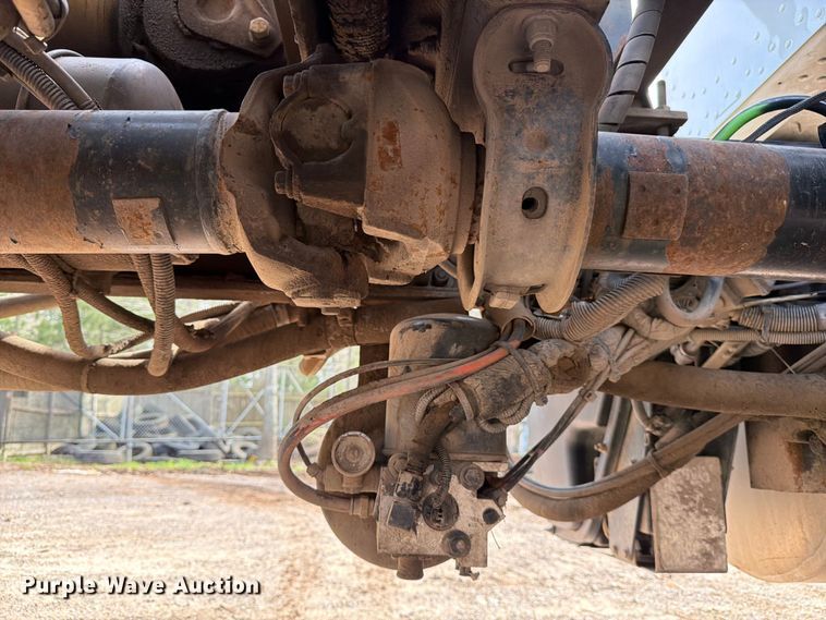 image for item ED5132 2014 Peterbilt 365 roll-off container truck